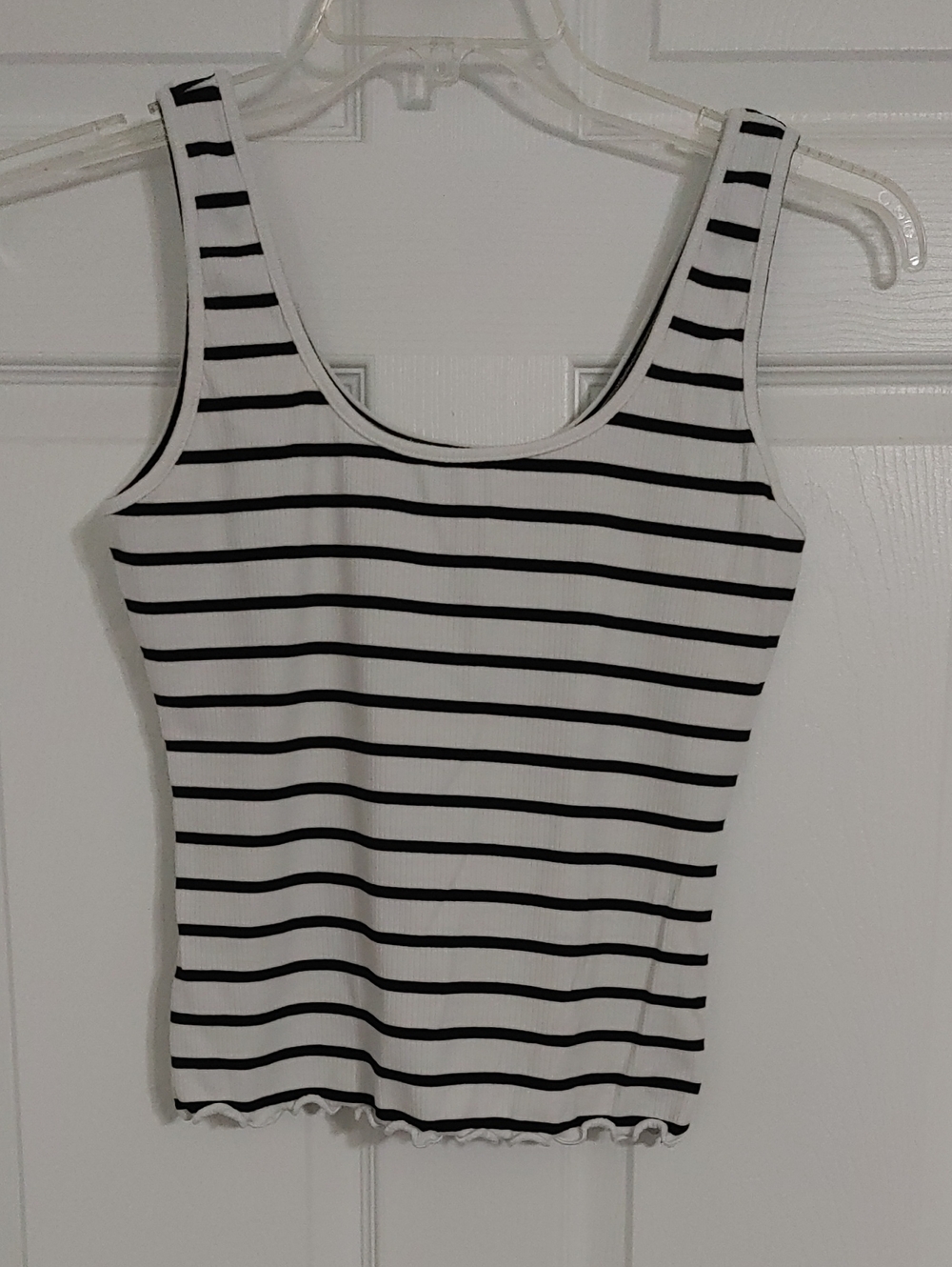 Liz & Sara Women’s White and Black Striped Cropped Tank Top